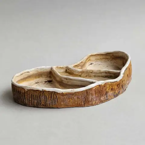 Joined three-lobed tray, white and brown